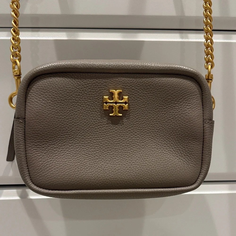 Tory Burch compact pebbled